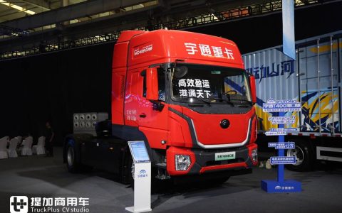 Equipped with a 400kWh Battery Pack, Chassis Curb Weight Only 8.5 Tons? Live Shot of Yutong Heavy-Duty Truck’s Newly Launched T400 Port Tractor