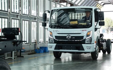 First Dongfeng Light Truck Equipped with Internationally Advanced M9T Engine and Hybrid Assembly Rolls Off the Line