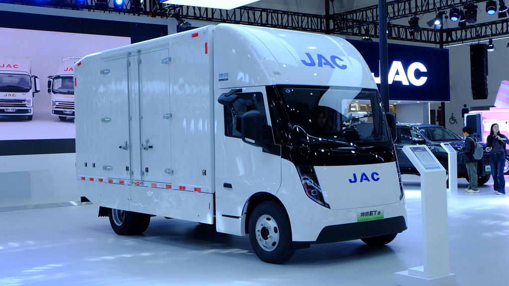 2025 CCVS | Kunpeng ET9, a “New Species” of Light Truck, Makes Its Debut! Is There Much to Expect from the Combination of Pickup Trucks and Agricultural Spraying Drones? A Close Look at JAC Commercial Vehicle’s Exhibits