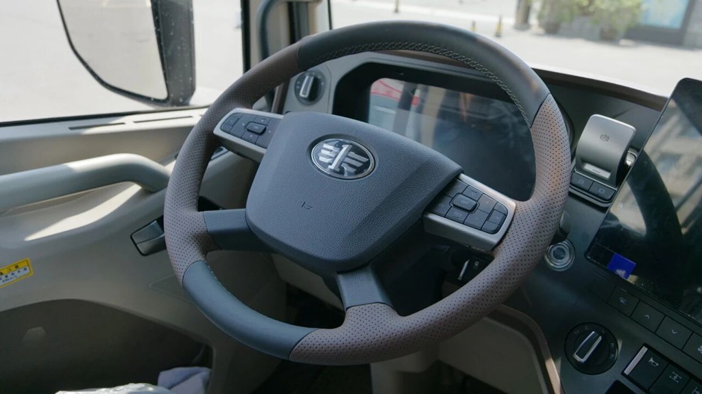 J7 Leader Edition Tractor: Ushering in a New Era of Smart Logistics