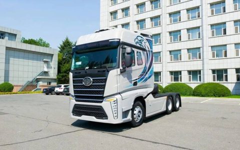 FAW J7 Leader Edition Tractor — Efficient Freight, Steady and Far-Reaching