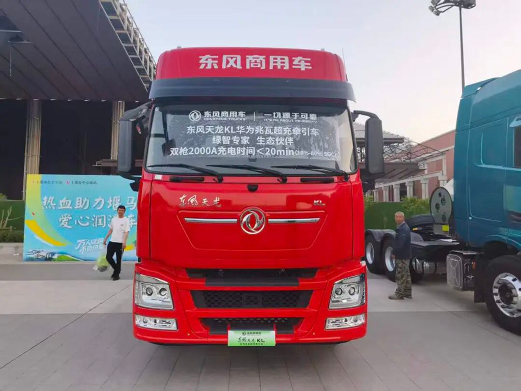 Two Flagship Dongfeng Commercial Vehicles Debut at Marathon, Leading New Tracks for Logistics Transportation