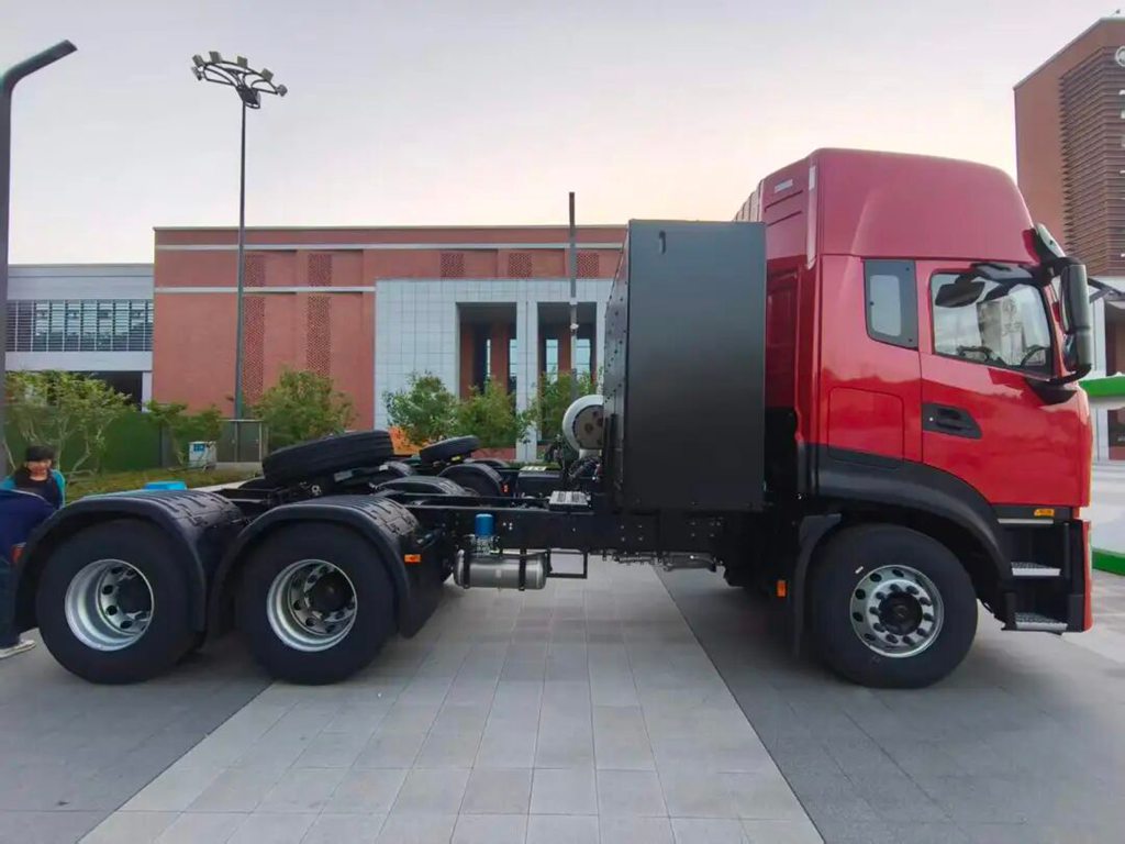 Two Flagship Dongfeng Commercial Vehicles Debut at Marathon, Leading New Tracks for Logistics Transportation