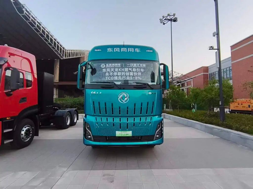 Two Flagship Dongfeng Commercial Vehicles Debut at Marathon, Leading New Tracks for Logistics Transportation