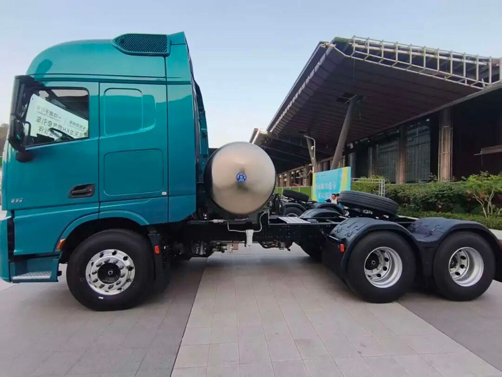 Two Flagship Dongfeng Commercial Vehicles Debut at Marathon, Leading New Tracks for Logistics Transportation