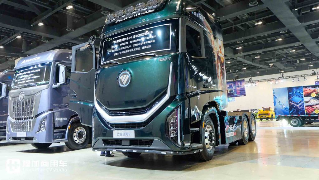 920 HP High Power, Ultra-Low Energy Consumption + Living-Cabin Style Cab! Exclusive Shoot of Auman Galaxus 9 Plug-In Hybrid Tractor
