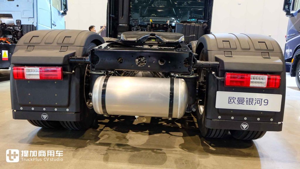 920 HP High Power, Ultra-Low Energy Consumption + Living-Cabin Style Cab! Exclusive Shoot of Auman Galaxus 9 Plug-In Hybrid Tractor
