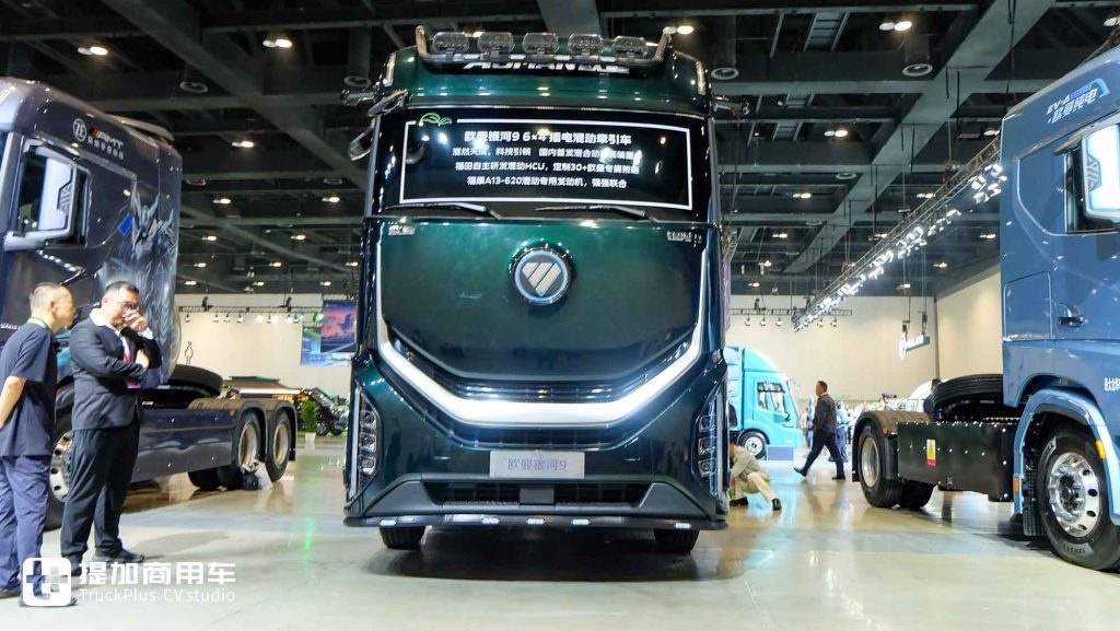 920 HP High Power, Ultra-Low Energy Consumption + Living-Cabin Style Cab! Exclusive Shoot of Auman Galaxus 9 Plug-In Hybrid Tractor