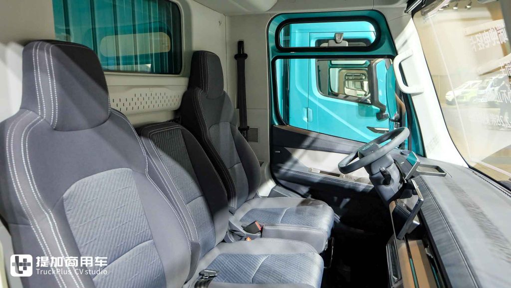 Exclusive Shoot of Aumark Z1 Pure‑Electric Light‑Duty Truck: Industry‑First Low‑Entry Extra‑Wide Cab & Wedge‑Shaped Low‑Drag Body
