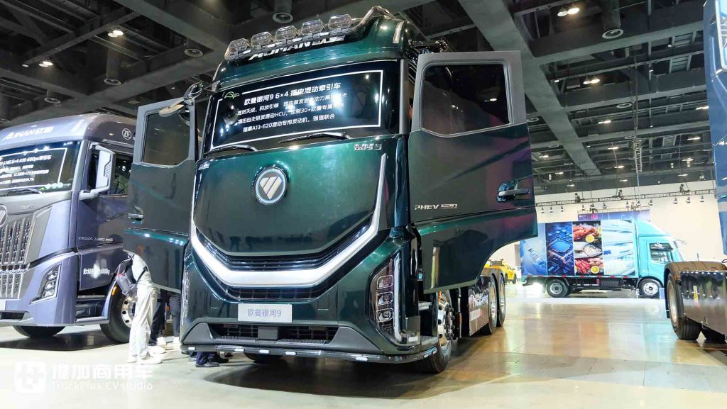 920 HP High Power, Ultra-Low Energy Consumption + Living-Cabin Style Cab! Exclusive Shoot of Auman Galaxus 9 Plug-In Hybrid Tractor