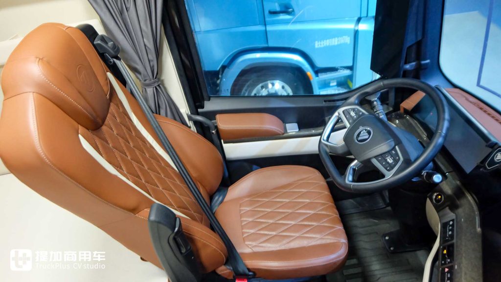 920 HP High Power, Ultra-Low Energy Consumption + Living-Cabin Style Cab! Exclusive Shoot of Auman Galaxus 9 Plug-In Hybrid Tractor