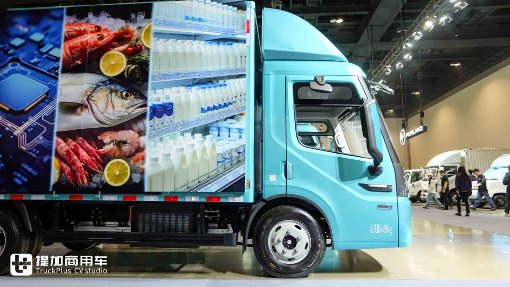 Exclusive Shoot of Aumark Z1 Pure‑Electric Light‑Duty Truck: Industry‑First Low‑Entry Extra‑Wide Cab & Wedge‑Shaped Low‑Drag Body