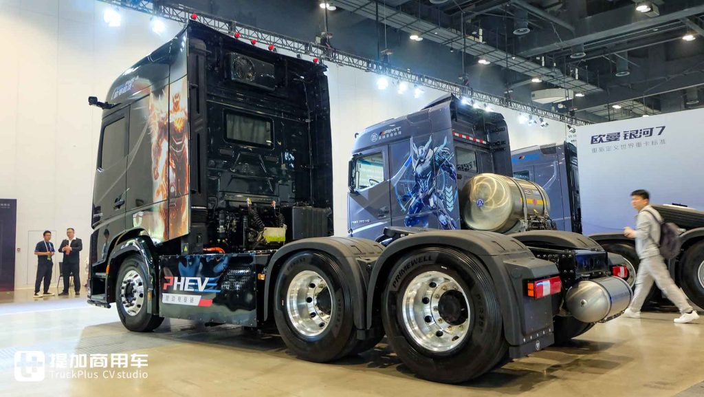 920 HP High Power, Ultra-Low Energy Consumption + Living-Cabin Style Cab! Exclusive Shoot of Auman Galaxus 9 Plug-In Hybrid Tractor
