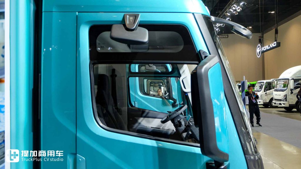 Exclusive Shoot of Aumark Z1 Pure‑Electric Light‑Duty Truck: Industry‑First Low‑Entry Extra‑Wide Cab & Wedge‑Shaped Low‑Drag Body