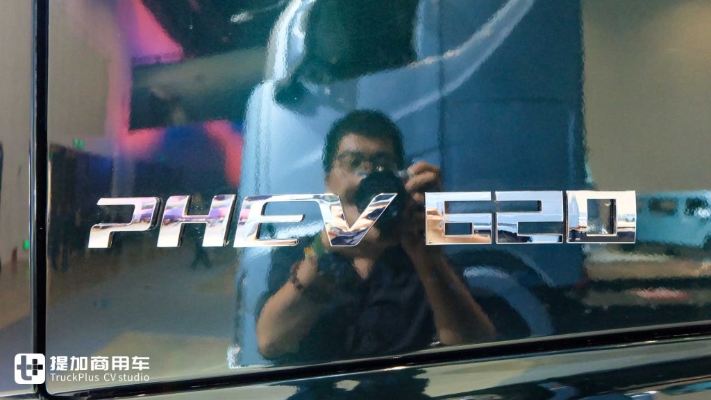 920 HP High Power, Ultra-Low Energy Consumption + Living-Cabin Style Cab! Exclusive Shoot of Auman Galaxus 9 Plug-In Hybrid Tractor
