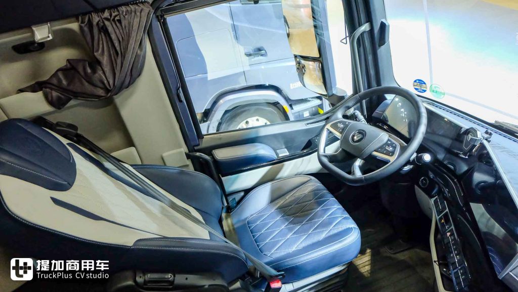 620‑HP High Power, Flat‑Floor Cab & 90‑cm Wide Sleeper: Exclusive Shoot of Auman Galaxus 7 8×4 Cargo Truck