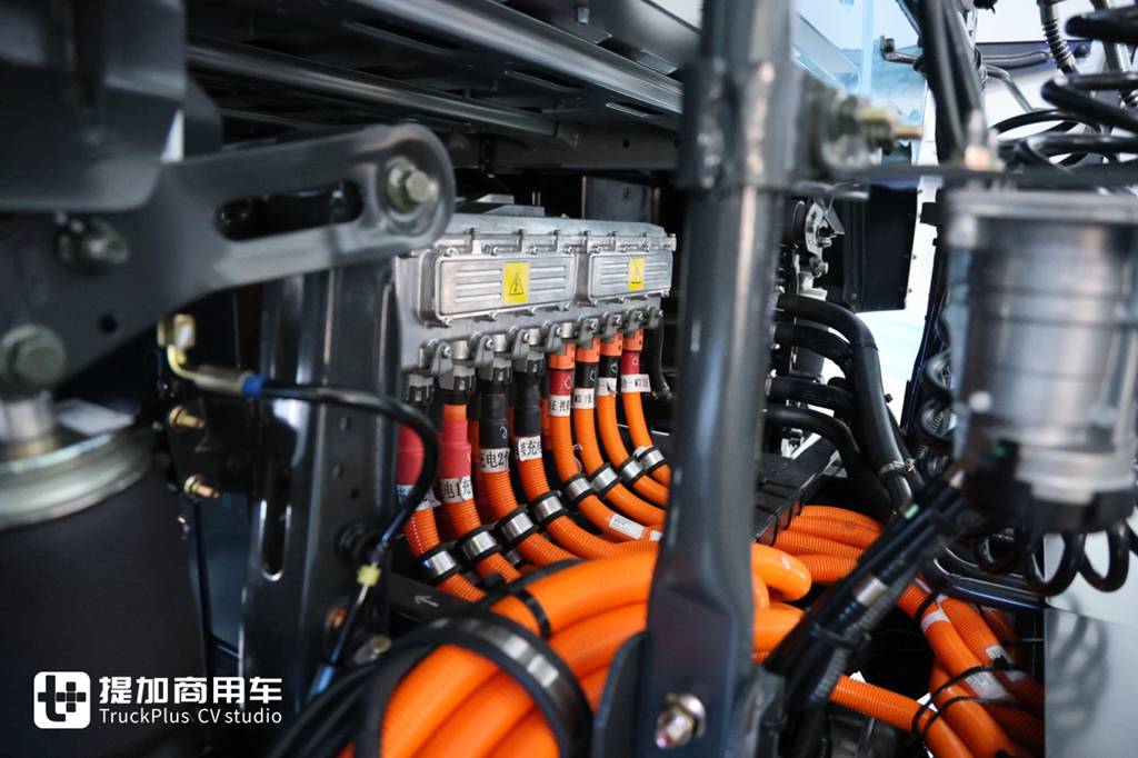 Up to Nearly 1,000 Horsepower & As Low As 1 kWh Per Kilometer: In-Depth Review of Dongfeng Liuzhou Chenglong EV5 Ultra Edition Tractor