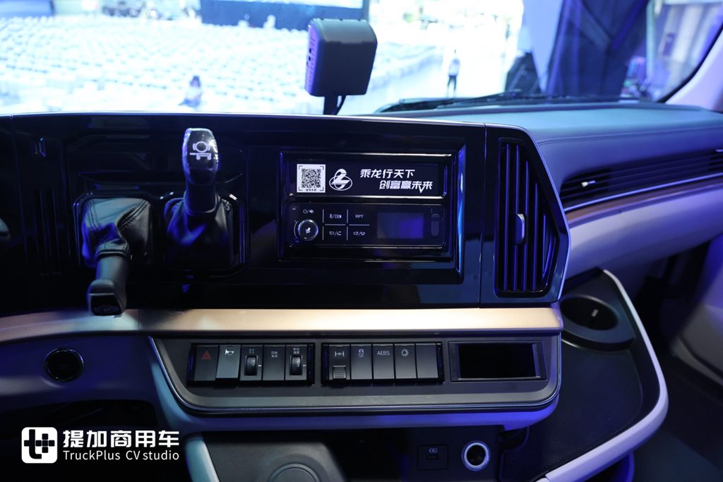 Up to Nearly 1,000 Horsepower & As Low As 1 kWh Per Kilometer: In-Depth Review of Dongfeng Liuzhou Chenglong EV5 Ultra Edition Tractor