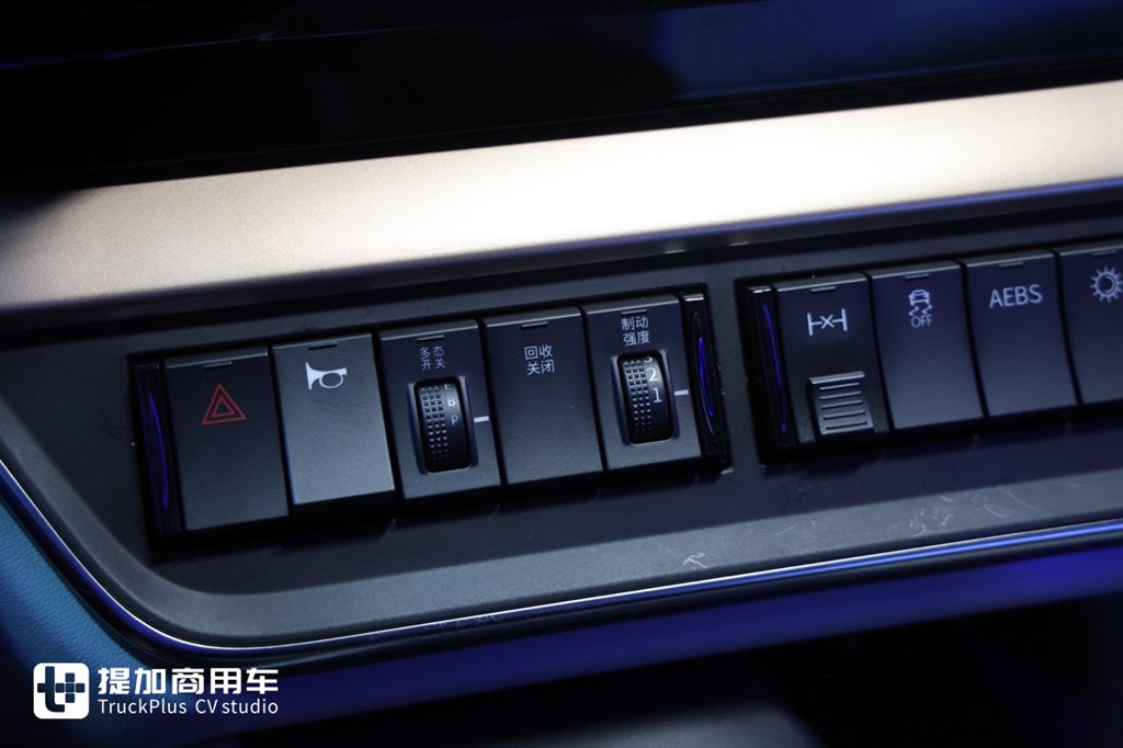 Up to Nearly 1,000 Horsepower & As Low As 1 kWh Per Kilometer: In-Depth Review of Dongfeng Liuzhou Chenglong EV5 Ultra Edition Tractor