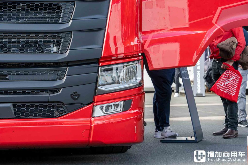 IAA 2026: Cab Extended by 80 cm, 770 hp V8 Power — In-Depth Look at the Scania LongLine Tractor