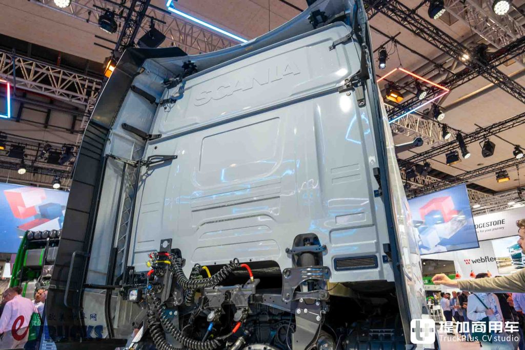 IAA 2026: New Front Face, Hidden Door Handles, and Electronic Mirrors? In-Depth Review of the New Scania Dynamic 430 R Tractor