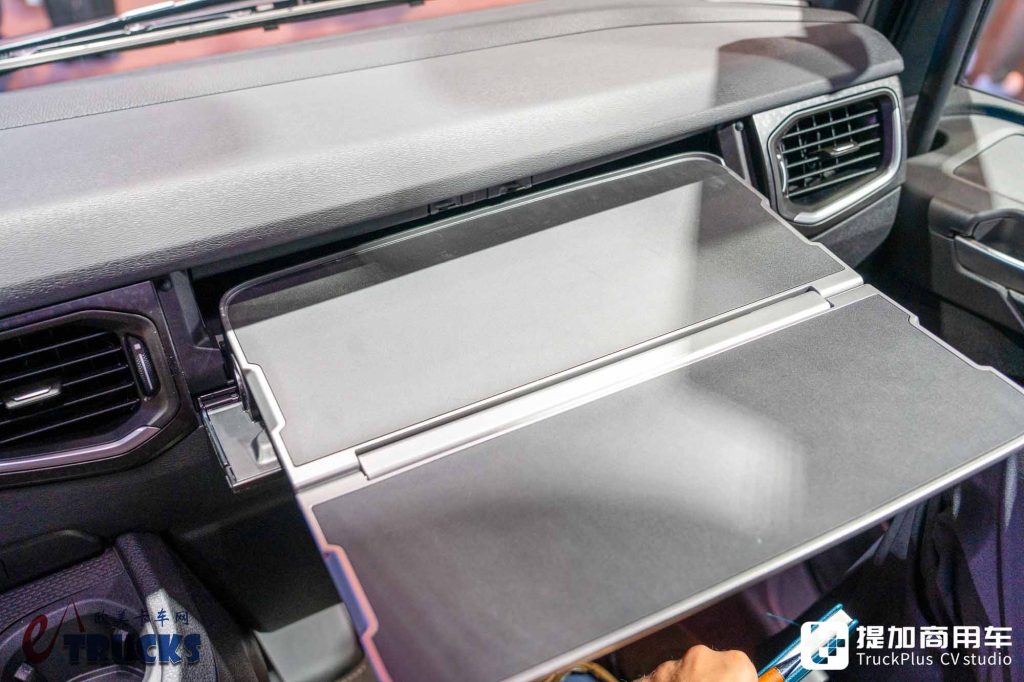 IAA 2026: New Front Face, Hidden Door Handles, and Electronic Mirrors? In-Depth Review of the New Scania Dynamic 430 R Tractor