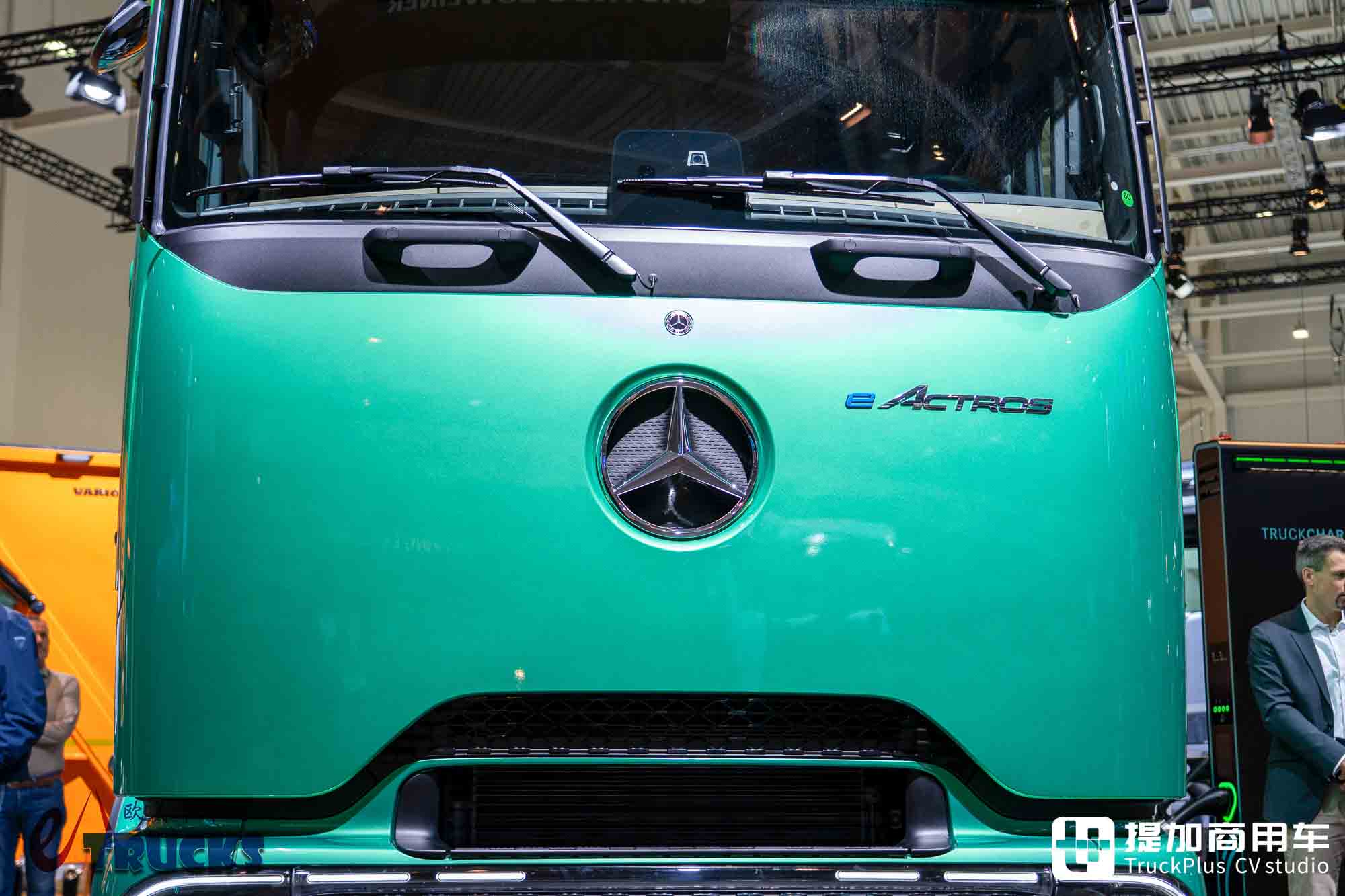IAA 2026: Can a Long-Haul Electric Truck Also Play the Low-Saddle Game? In-Depth Review of the Mercedes-Benz eActros Lowliner Tractor