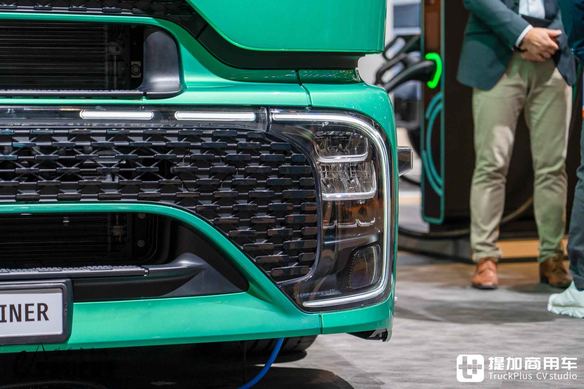 IAA 2026: Can a Long-Haul Electric Truck Also Play the Low-Saddle Game? In-Depth Review of the Mercedes-Benz eActros Lowliner Tractor