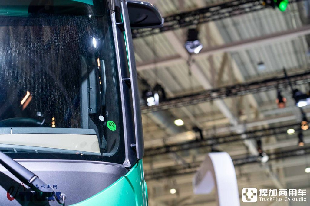 IAA 2026: Can a Long-Haul Electric Truck Also Play the Low-Saddle Game? In-Depth Review of the Mercedes-Benz eActros Lowliner Tractor