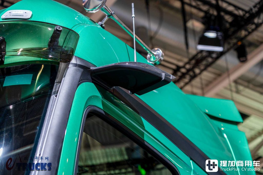 IAA 2026: Can a Long-Haul Electric Truck Also Play the Low-Saddle Game? In-Depth Review of the Mercedes-Benz eActros Lowliner Tractor