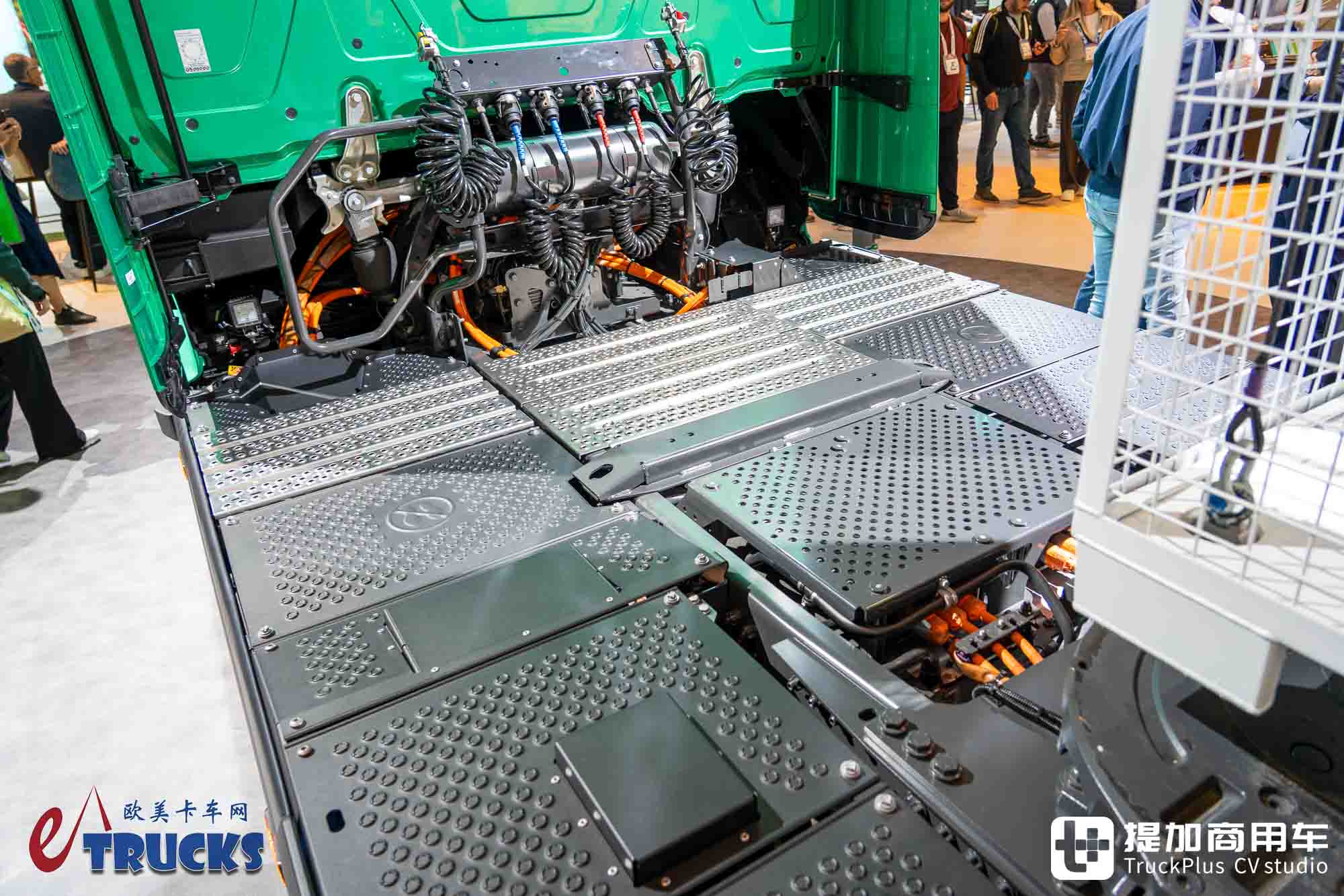 IAA 2026: Can a Long-Haul Electric Truck Also Play the Low-Saddle Game? In-Depth Review of the Mercedes-Benz eActros Lowliner Tractor