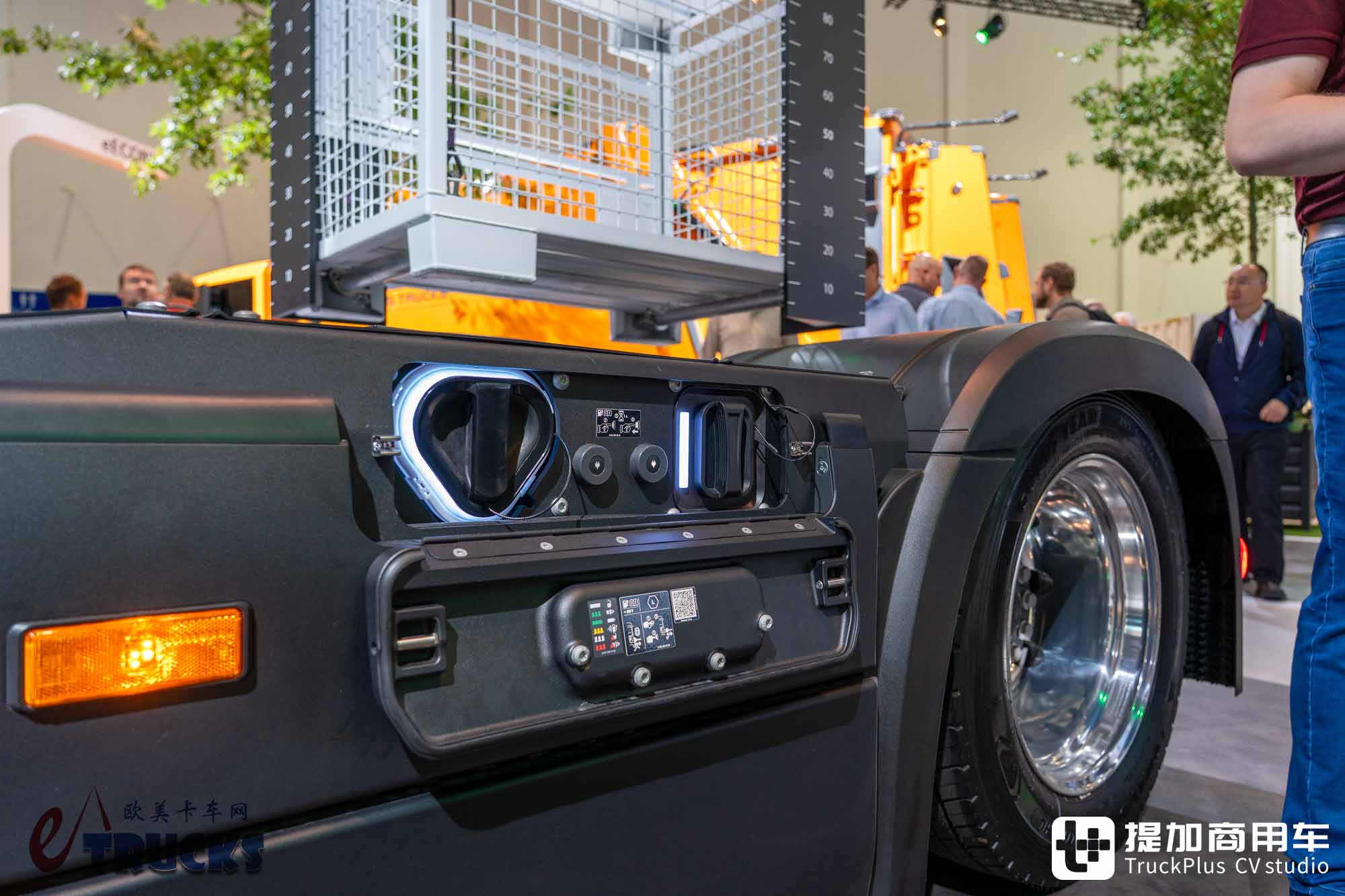IAA 2026: Can a Long-Haul Electric Truck Also Play the Low-Saddle Game? In-Depth Review of the Mercedes-Benz eActros Lowliner Tractor