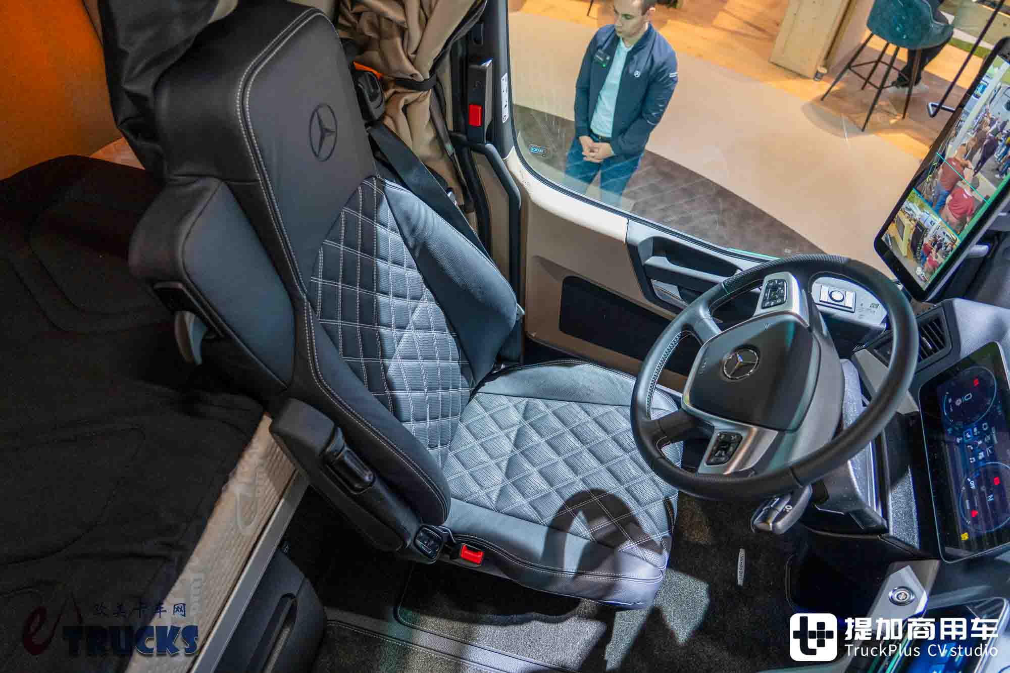 IAA 2026: Can a Long-Haul Electric Truck Also Play the Low-Saddle Game? In-Depth Review of the Mercedes-Benz eActros Lowliner Tractor
