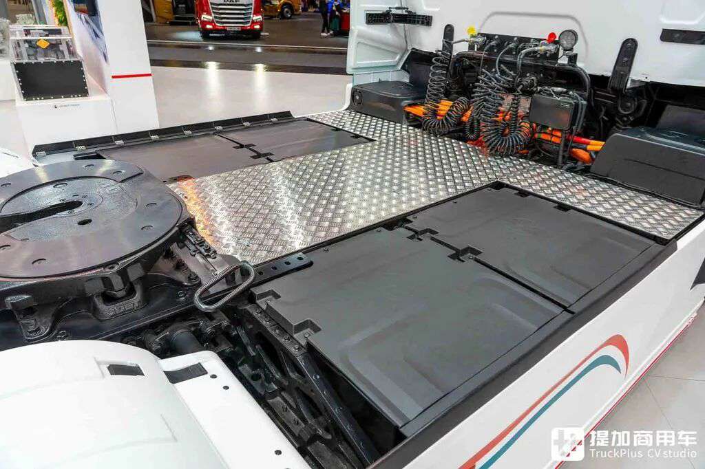 IAA 2026: 1,000 hp Electric Drive + Megawatt Charging, Plus Five-Star Safety! Full Analysis of the BYD ETT 44 Pure-Electric Tractor