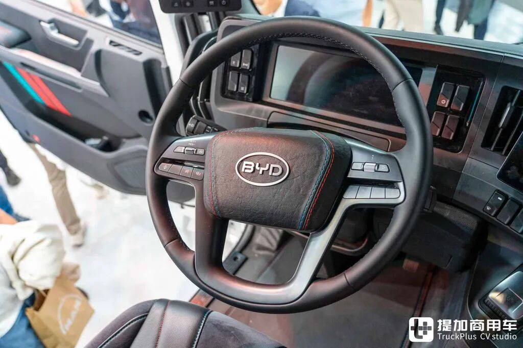 IAA 2026: 1,000 hp Electric Drive + Megawatt Charging, Plus Five-Star Safety! Full Analysis of the BYD ETT 44 Pure-Electric Tractor