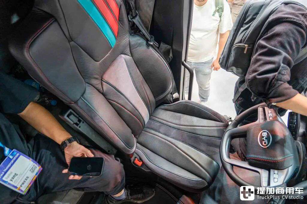 IAA 2026: 1,000 hp Electric Drive + Megawatt Charging, Plus Five-Star Safety! Full Analysis of the BYD ETT 44 Pure-Electric Tractor