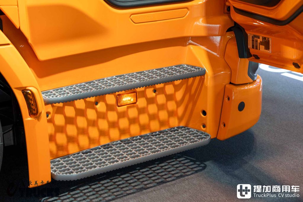 IAA 2026: The Familiar Scania, With a Different "Low Profile": In-Depth Photo Review of the 30 L Pure-Electric Low-Entry Truck