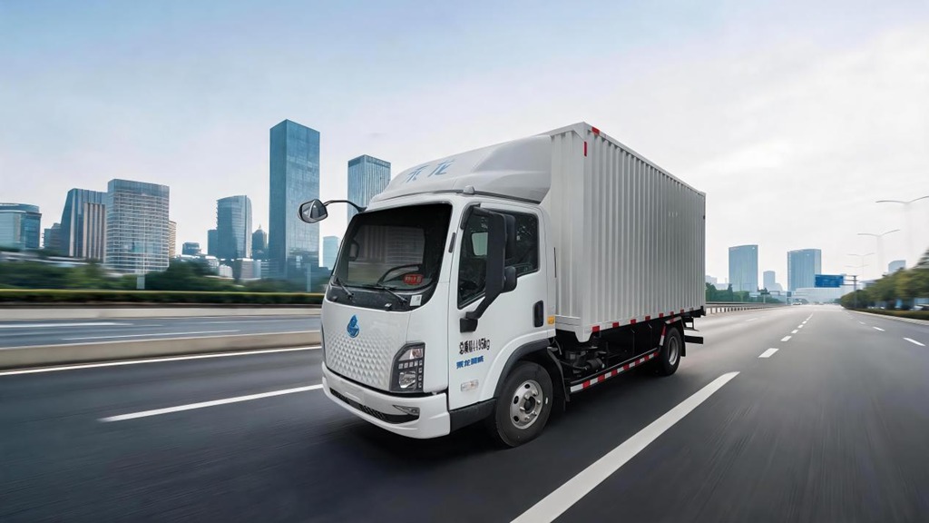 420 km Range + 16-Minute Fast Charging: Chenglong EV2 Electric Light Truck Leads Urban Distribution