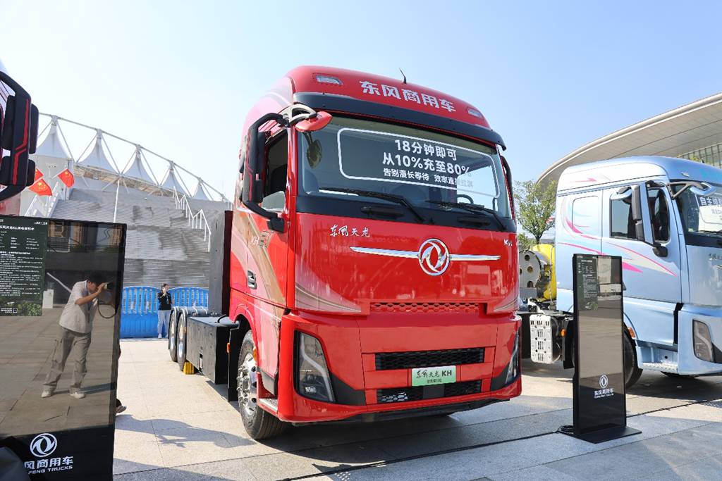 80% Charge in 18 Minutes! Dongfeng Tianlong KH Launches Ultra-Fast-Charging Heavy Truck with Fully Upgraded Cab