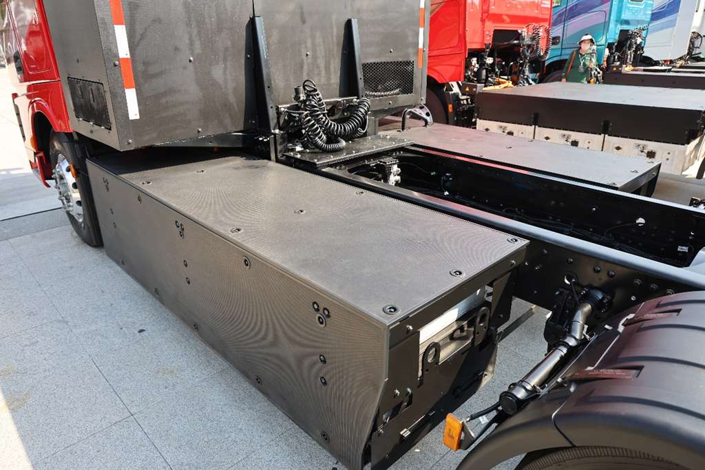 80% Charge in 18 Minutes! Dongfeng Tianlong KH Launches Ultra-Fast-Charging Heavy Truck with Fully Upgraded Cab