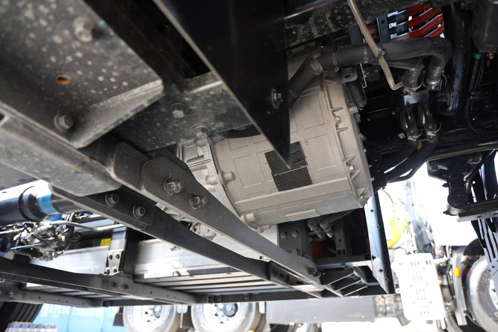 80% Charge in 18 Minutes! Dongfeng Tianlong KH Launches Ultra-Fast-Charging Heavy Truck with Fully Upgraded Cab
