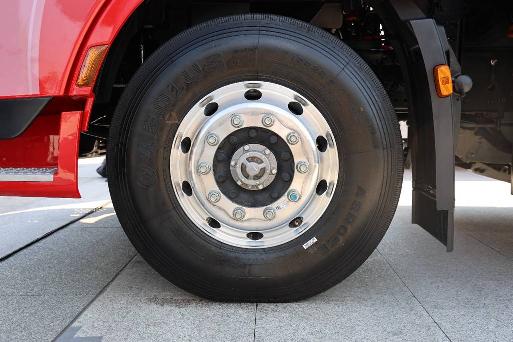 80% Charge in 18 Minutes! Dongfeng Tianlong KH Launches Ultra-Fast-Charging Heavy Truck with Fully Upgraded Cab