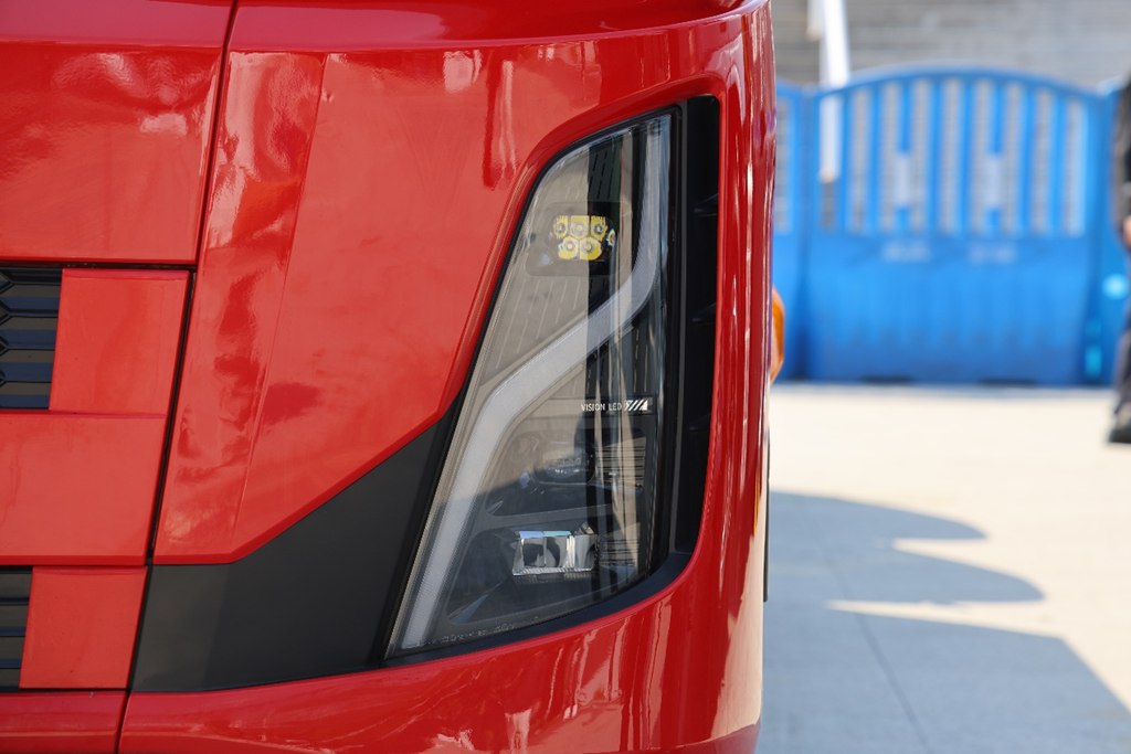 80% Charge in 18 Minutes! Dongfeng Tianlong KH Launches Ultra-Fast-Charging Heavy Truck with Fully Upgraded Cab