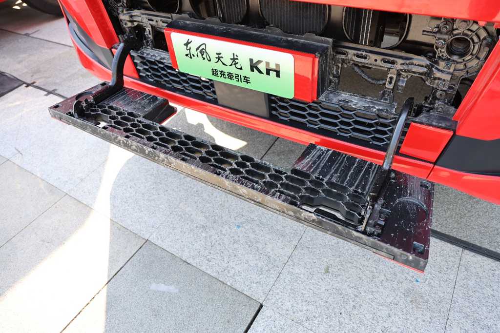80% Charge in 18 Minutes! Dongfeng Tianlong KH Launches Ultra-Fast-Charging Heavy Truck with Fully Upgraded Cab