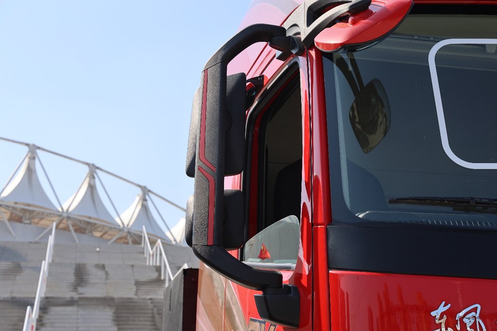 80% Charge in 18 Minutes! Dongfeng Tianlong KH Launches Ultra-Fast-Charging Heavy Truck with Fully Upgraded Cab