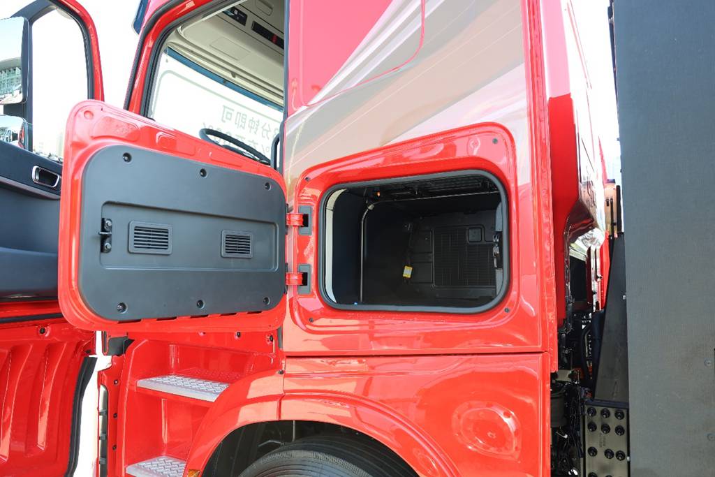 80% Charge in 18 Minutes! Dongfeng Tianlong KH Launches Ultra-Fast-Charging Heavy Truck with Fully Upgraded Cab