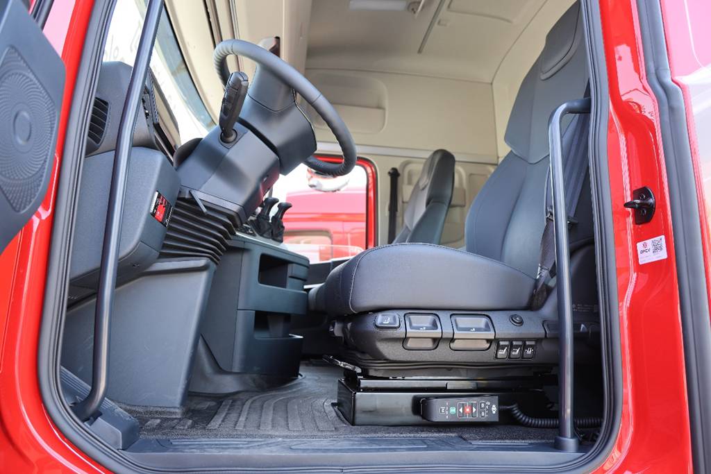 80% Charge in 18 Minutes! Dongfeng Tianlong KH Launches Ultra-Fast-Charging Heavy Truck with Fully Upgraded Cab
