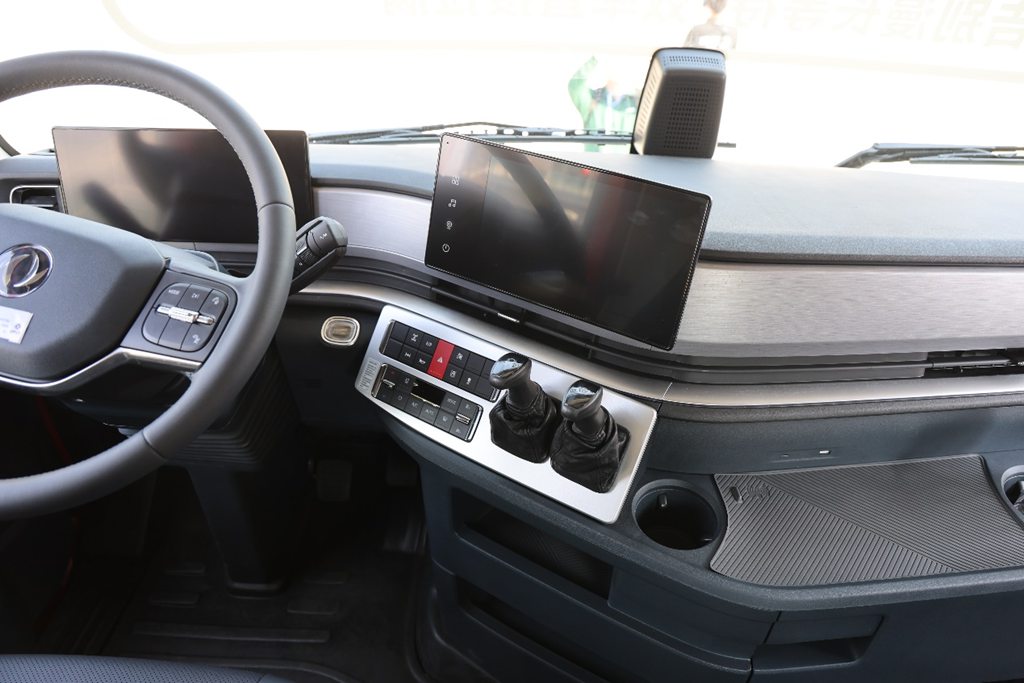 80% Charge in 18 Minutes! Dongfeng Tianlong KH Launches Ultra-Fast-Charging Heavy Truck with Fully Upgraded Cab