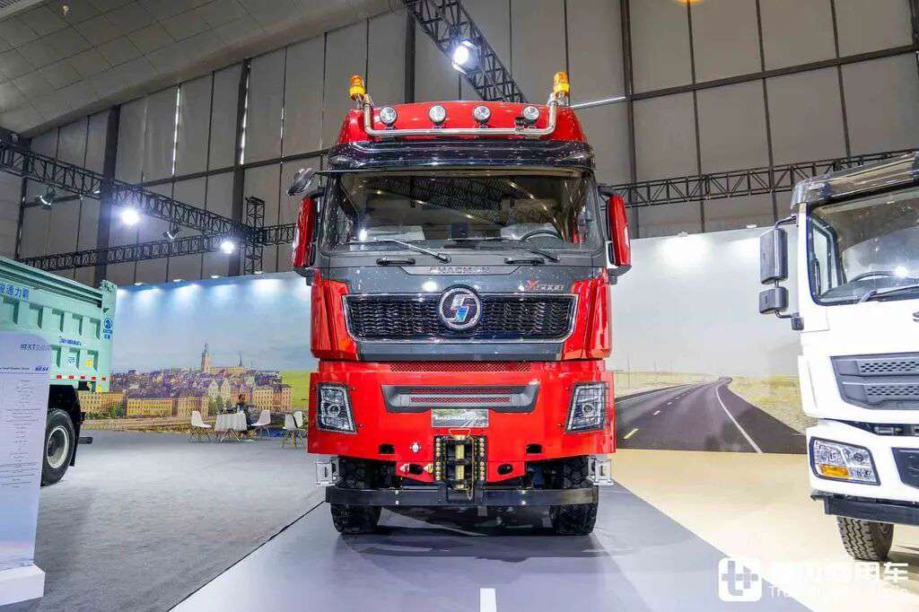 China’s Most Powerful Heavy-Haul Tractor? 8×8 Drive + AT Transmission + 660 hp: In-Depth Photos of the Shaanxi Delong X5000 Heavy-Haul Truck