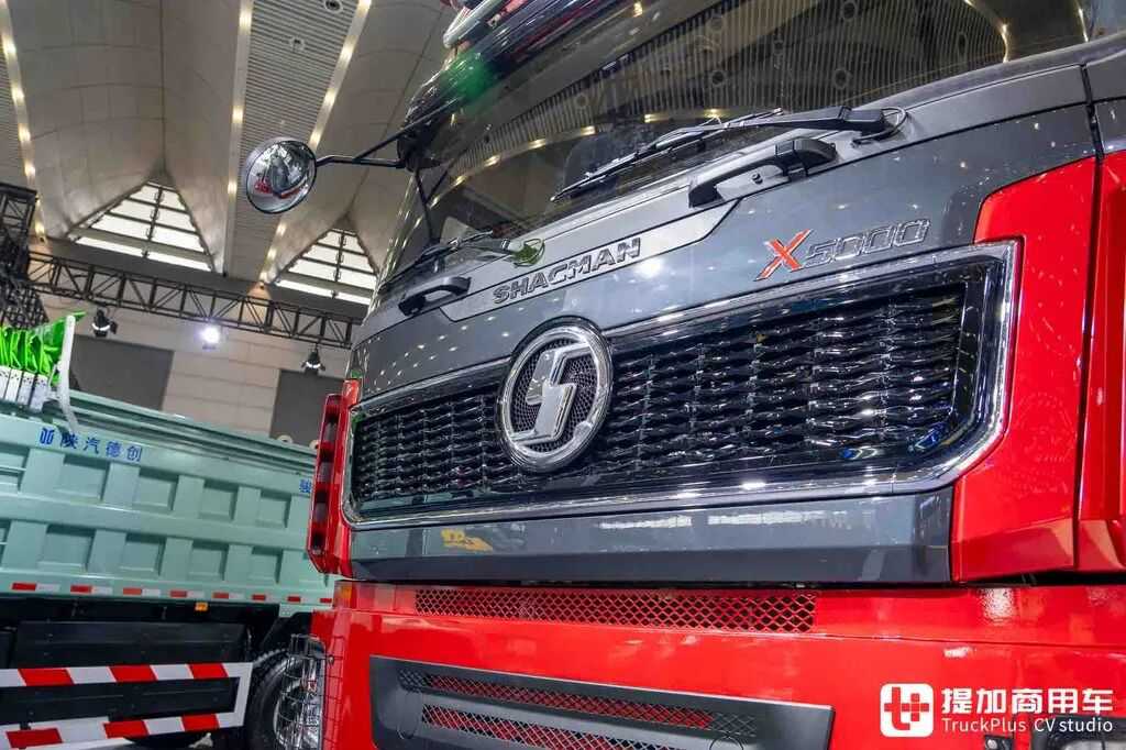 China’s Most Powerful Heavy-Haul Tractor? 8×8 Drive + AT Transmission + 660 hp: In-Depth Photos of the Shaanxi Delong X5000 Heavy-Haul Truck
